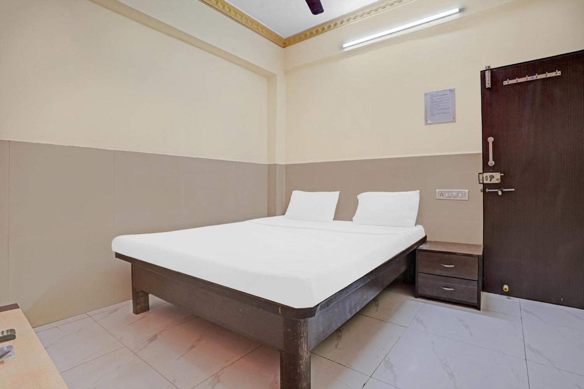 Spot On 81122 Alfa Lodge Mumbai Exterior photo
